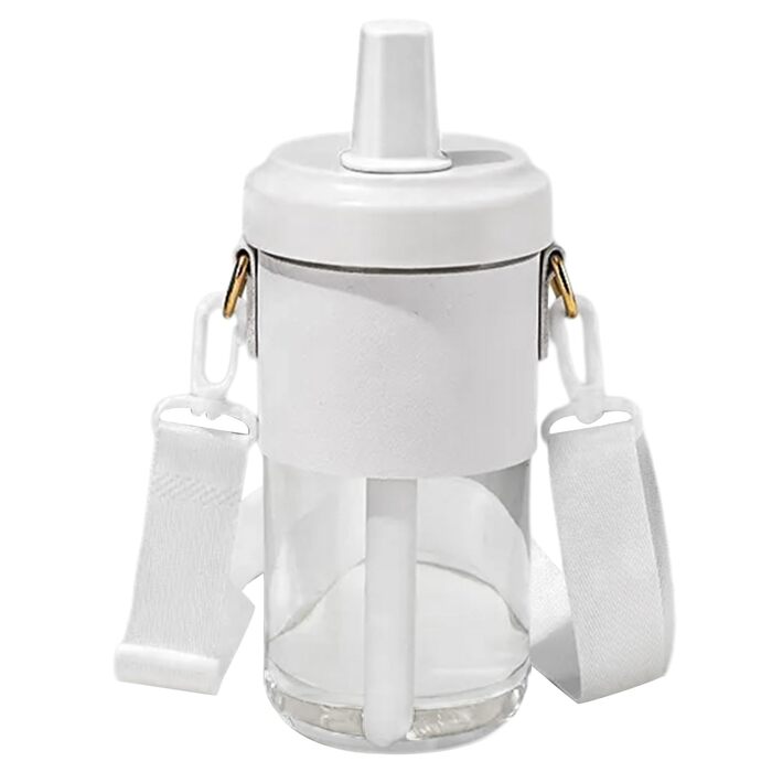 Чашка для пиття з плечовим ременем. Практична пляшка для води зі знімною трубочкою. Виготовлена з пластику. Для любителів напоїв. З плечовим ременем.