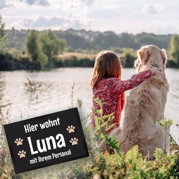 Тут живе собака зі своїм персональним килимком для дверей персоналізованим з іменем собаки для власників собак, прикраса для коридору, щоб висловити любов до вашого чотириногого друга, домашнього улюбленця, власника собаки, собаки, дня народження собаки