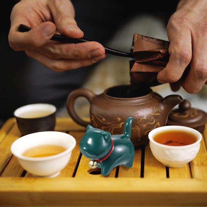 Фігурка керамічної кішки-чайниці Крок вперед 7x3.7x5.6 см, рожева. Мила ручної роботи, з дзвіночком нашийником для дому, офісу або чайного куточка.