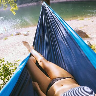 Гамак для кемпінгу HNG з нейлону та шовку для 2 осіб - 300 x 170 см, мобільний надлегкий, дихаючий - до 200 кг, включаючи підвіску, для подорожей, пляжу, саду, темно-синього та синього кольорів