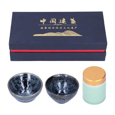 Елегантний керамічний чайний набір ручної роботи з 2 чашок та 1 скарбнички ідеальний вибір для поціновувачів чаю, як елемент декору або подарунок. Набір вирізняється витонченим, ручним виконанням.