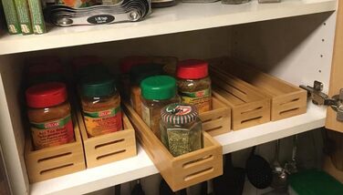 Бамбукова підставка для спецій, не потребує свердління, настінна підставка для спецій з 4 предметів, тримач для спецій можна використовувати на дверцятах шаф або холодильників, стояти або підвішувати, кріплення самоклеїться або з просвердлюванням