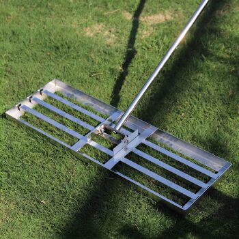 Професійний вирівнювач газону з нержавіючої сталі 76x25 см, з міцною металевою ручкою 201 см. Важкий рівневий грабель для піскування та вирівнювання трави для саду, подвір'я, гольф-поля та пасовища.