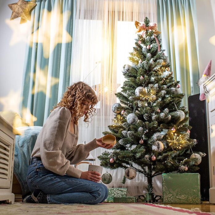 Штучна ялинка зі срібними кульками та інеєм 180 см KADAX