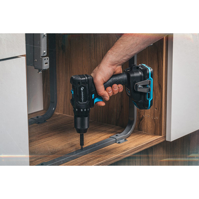 Набір Акумуляторний безщітковий дриль-шурупокрут 40 Нм + 2 акумулятора 2Аг + зарядний пристрій 4А + кейс HOEGERT 18 (HT2E265-B22DD)