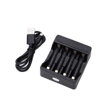 Швидкий зарядний пристрій елегантного чорного кольору для 4 батарейок типу AA/AAA, ефективне заряджання, щоб ваші пристрої були напоготові, ідеально підходить для дому та офісу.