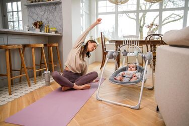 Електронний шезлонг MoMi LISS для немовлят до 9 кг, складний, живлення від батарейок або мережі, адаптер живлення з USB-кабелем, 5-точковий ремінь безпеки, дуга з іграшками, 6 мелодій, таймер, 5 швидкостей гойдання, бежевий колір