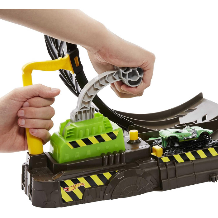 Ігровий набір Monster Trucks Looping Challenge з 1 вантажівкою-монстром і 1 транспортним засобом у масштабі 164, гоночний трек для