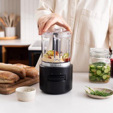 Бездротовий подрібнювач KitchenAid Go Cordless, 1,18 л, 2 швидкості та імпульсний режим, лезо з нержавіючої сталі та вінчик, до 25 хв роботи від одного заряду, чорний