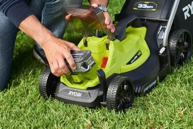 Акумуляторна газонокосарка Ryobi ONE 18 В, ширина зрізу 33 см, з акумулятором 2х4,0 Ач та зарядним пристроєм, складна, зручна ручка