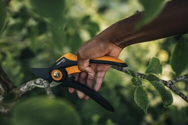 Садові ножиці Fiskars Bypass, Plus, P521, Для свіжих гілок та сучків, Антипригарне покриття, Леза з нержавіючої сталі, Довжина 20,1 см, Чорний/Помаранчевий, 1057167 Bypass P521