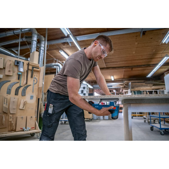 Акумуляторний лобзик Bosch Professional 18V System GST 18V-155 SC (у формі бруса, акумулятори та зарядний пристрій не входять до к