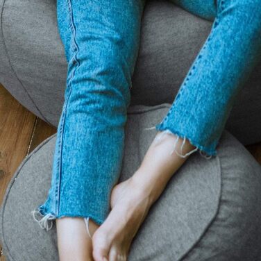 Пуф-мішок Lumaland (50 л) Компактний крісло-мішок з функцією 3-в-1 зручний стілець, практичний бічний столик та стильна підставка для ніг З гнучким наповнювачем з пінополістиролу Ø 25 x 45 см Світло-сірий