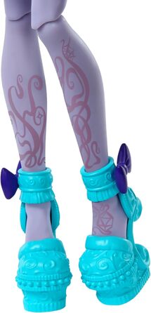 Набір ляльки Monster High Fearbook Twyla та аксесуарів з темою кіноклубу, студентською курткою, щорічником, настільною грою та печивом, HXW31 Лялька Twyla Журнал жахів