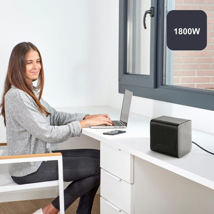 Керамічний обігрівач BlackDecker BXSH1800E, PTC-технологія, 1800 Вт, електронний термостат, 2 режими інтенсивності, таймер на 7 годин, низький рівень шуму, захист від перекидання та перегріву, чорний