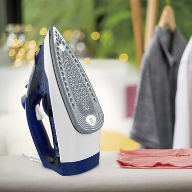 Парова праска 2400 Вт Потужність пари 180 г/хв. ємність 270 мл швидке нагрівання та ефективне прасування керамічна підошва краплев