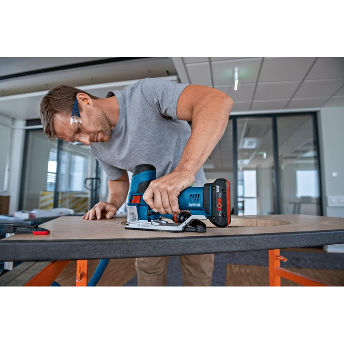 Акумуляторний лобзик Bosch Professional 18V System GST 18V-155 SC (зі стрижневою формою, акумулятори та зарядний пристрій не входя