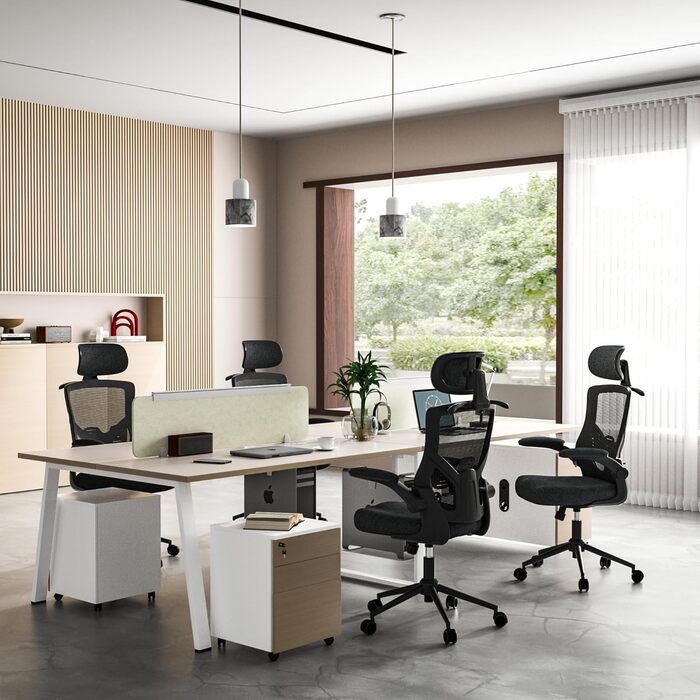 Ергономічне офісне крісло з регульованим підголівником та поперековою опорою сітчасте робоче крісло з високою спинкою, пінопластовим сидінням, вішалкою для одягу та функцією блокування (чорне)