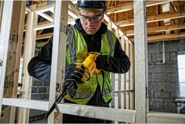 Шабельна пила DEWALT потужністю 1100 Вт (довжина ходу 29 мм, макс. пропил (деревина) 280 мм, вкл. кейс для транспортування), DWE30