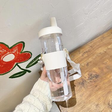 Чашка для пиття з плечовим ременем. Практична пляшка для води зі знімною трубочкою. Виготовлена з пластику. Для любителів напоїв. З плечовим ременем.