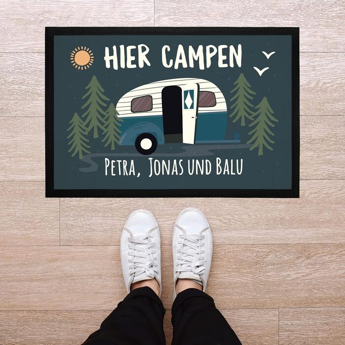 Персоналізований килимок для кемпінгу з іменем родини, ідеально підходить як подарунок для кемперів та караванів. Нековзний та миється, чорний, 60x40 см. (Кемпінг тут, чорний)