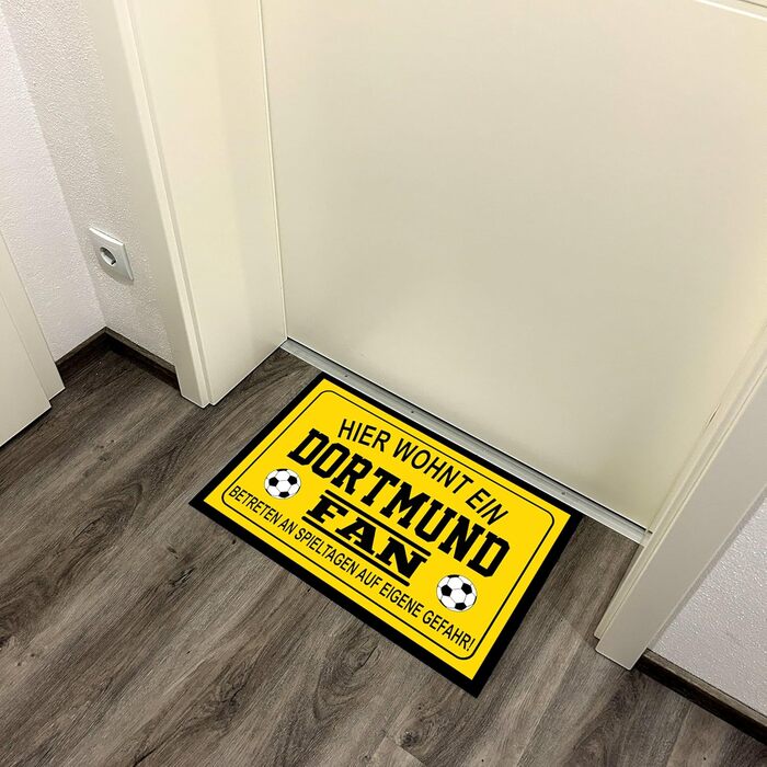 Килимок для вхідних дверей з щирим посланням для футбольних уболівальників Килимок для вхідних дверей з написом 60x40 см Тут живе вболівальник Дортмунда - Вхід на ваш страх і ризик у дні матчів Для використання в приміщенні та на вулиці Килимок для вхідни