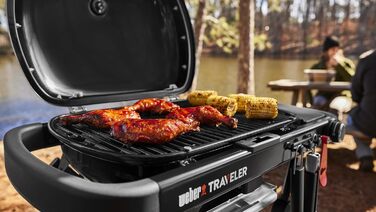 Компактний газовий гриль Weber Traveler з розкладним підставкою та колесами, модель 2026 року