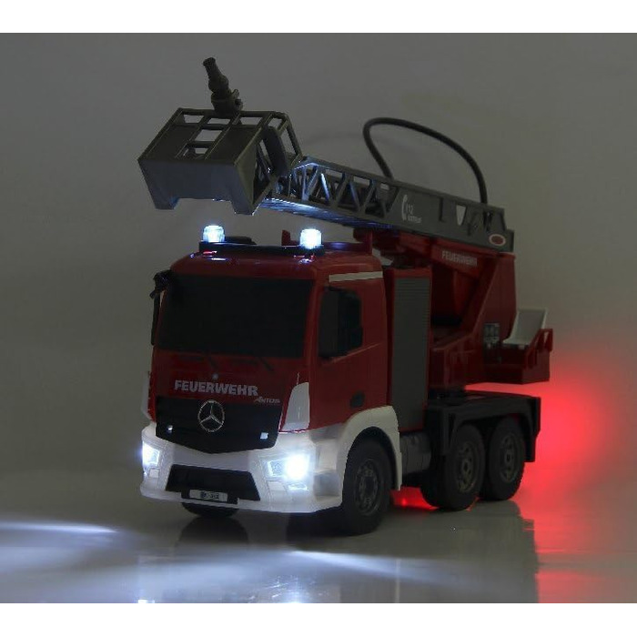 Пожежна машина з драбиною Mercedes Antos 120, 2.4G - з німецькою сиреною та синіми світловими сигналами, резервуар для води 420 мл, реальна функція розпилення води, програмовані функції, повнопривідний механізм., 404960 -