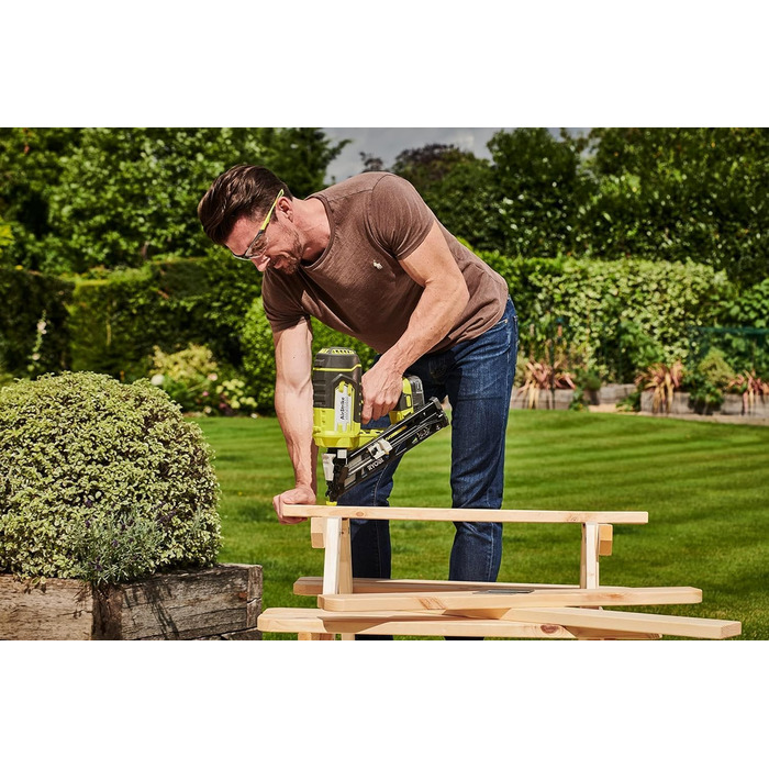 Акумуляторний цвяходер RYOBI 18 В ONE R15GN18-0 (тип цвяха 1,8 мм, ємність магазину 105 цвяхів, кут нахилу магазину 33-35, в компл