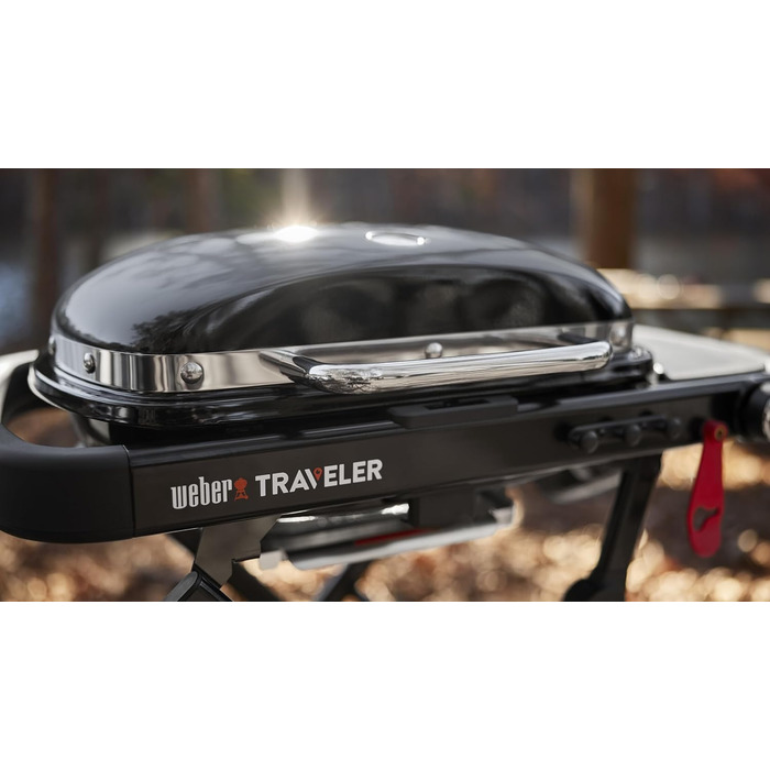 Компактний газовий гриль Weber Traveler з розкладним підставкою та колесами, модель 2026 року