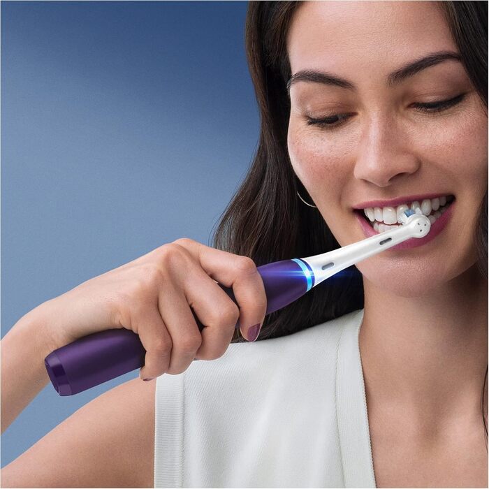 Електрична зубна щітка Oral-B iO Series 8, акумуляторна, з 1 ручкою зі штучним інтелектом, 1 щіткою та 1 дорожнім кейсом преміум класу фіолетовий 1 шт. (1 упаковка)