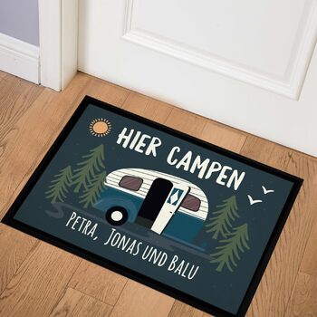 Персоналізований килимок для кемпінгу з іменем родини, ідеально підходить як подарунок для кемперів та караванів. Нековзний та миється, чорний, 60x40 см. (Кемпінг тут, чорний)