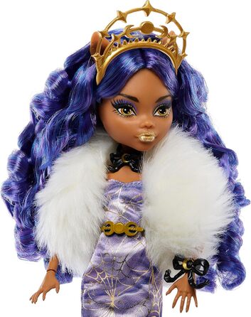 Лялька Monster High Howliday Winter Edition, колекційна річ Clawdeen Wolf, у лавандовій сукні ICY з хутряним боа та аксесуарами, різнокольоровий колір