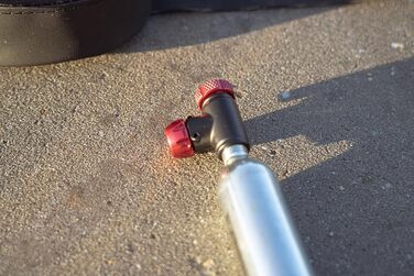 Регулятор CO2 SILCA EOLO IV Компактна конструкція з поворотним гвинтовим регулювальним клапаном Сумісний з універсальними різьбовими картриджами CO2 Тільки головка регулятора CO2 червоний/чорний