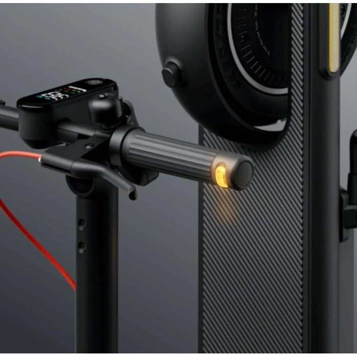 З допуском до дорожнього руху (макс. 20 км/год, запас ходу до 70 км та 25 нахилу, пневматичні шини, подвійні гальма, дисплей, алюм