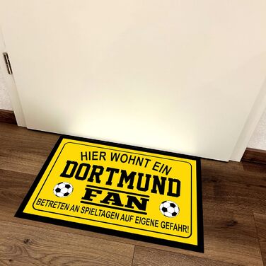 Килимок для вхідних дверей з щирим посланням для футбольних уболівальників Килимок для вхідних дверей з написом 60x40 см Тут живе вболівальник Дортмунда - Вхід на ваш страх і ризик у дні матчів Для використання в приміщенні та на вулиці Килимок для вхідни