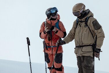 Цілоденний гірськолижний шолом, що забезпечує адаптивний захист для лижників та сноубордистів, чорний колір, розмір M (55-58 см)