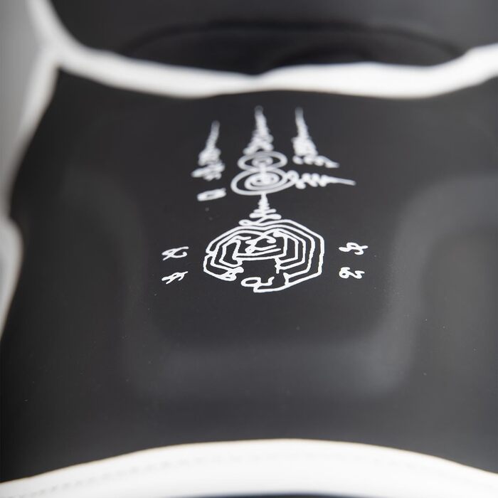 ВИДІВ ЗБРОЇ Щитки для гомілок Sak Yant Big Tiger, матово-чорні, для тренувань та змагань, високоякісна синтетична шкіра, ідеальна амортизація та міцні шви, муай-тай, K1, MMA, карате та кікбоксинг, 8