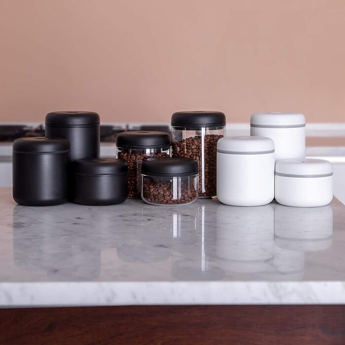 Вакуумний контейнер Fellow для зберігання кави та продуктів, вбудований вакуумний насос, герметичне ущільнення, 1,2 літра, матово-чорний.