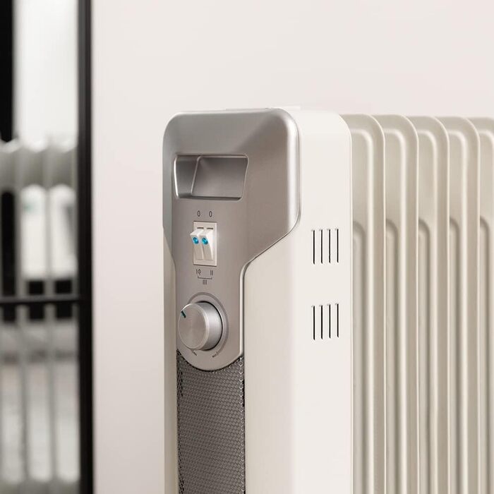Масляний радіатор Cecotec ReadyWarm 11000 Space. Масляний радіатор потужністю 2500 Вт з 11 нагрівальними ребрами та 3 рівнями потужності, площа охоплення 25 м, місце для зберігання кабелю, легке керування, ручка, колеса. Білий. 2500 Вт