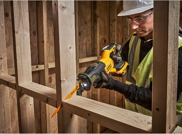 Акумуляторна пила Dewalt 18V XR DCS382NT (безщітковий двигун, дуже компактна, максимальна довжина різання 300 мм, висока швидкість