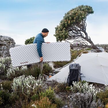 Надувний килимок для кемпінгу Naturehike Ultralight, значення R 5.8, портативний килимок для сну, 490 г/590 г/630 г, міцний надувний матрац з надувним мішком, для трекінгу, піших прогулянок, альпінізму, активного відпочинку, прямокутний - срібний стандарт