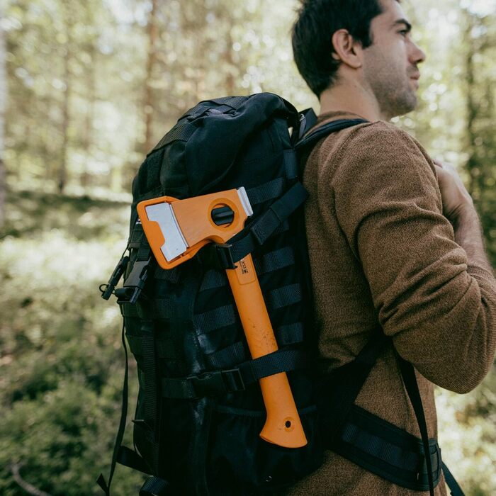 Сокира кемпінгова Fiskars X-Series X13, надлегка (480 г), вага голівки 325 г, довжина 33,2 см. Ідеально підходить для розколювання дров у походах та на кемпінгу. Подвійно загартована сталь/FiberComp, помаранчевий колір, 1069101 X13 (довжина 33,2 см)
