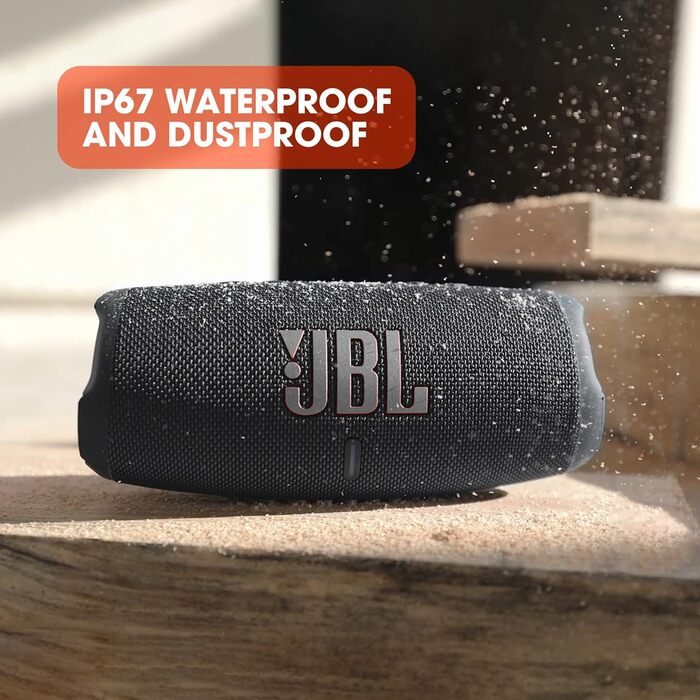 Колонка JBL Charge 5 чорного кольору - Водонепроникний портативний бумбокс з інтегрованим банком живлення - Один заряд акумулятора