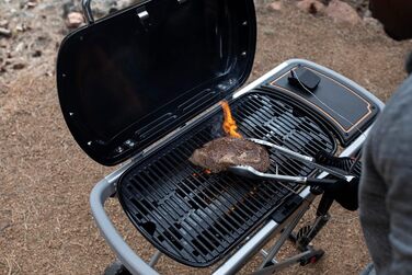 Газовий гриль Weber Traveler/Складана конструкція з колесами, автоматичним блокуванням кришки та термометром кришки, 1 конфорка, ширина 111 см, площа гриля 63 x 34 см, чорний (9010079)