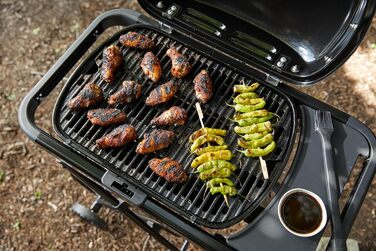 Компактний газовий гриль Weber Traveler з розкладним підставкою та колесами, модель 2026 року