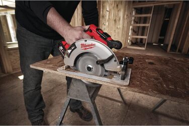 Циркулярна пила Milwaukee M18 CCS55, 18,0 В, без акумулятора та зарядного пристрою, 18 В, колір червоний