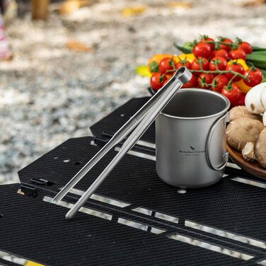 Титанова решітка для гриля iBasingo з кухонними щипцями для барбекю, надлегкий аксесуар для гриля на свіжому повітрі, для кемпінгу, пішого туризму та походів, термостійка пластина для гриля товщиною 2 мм (Ti2023CTi1014T)