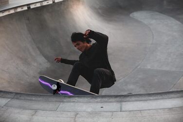 Скейтборд Blitz 31 x 8 дюймів - 8-шарова кленова дека, симетрично скошена з обох кінців, ABEC-11 підшипники, 95A PU колеса, для хлопчиків, дівчаток, підлітків, вуличних скейтбордистів, дорослих, початківців, надзвичайно широкий, фіолетовий блискавка дизай