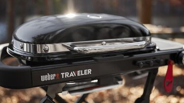 Компактний газовий гриль Weber Traveler з розкладним підставкою та колесами, модель 2026 року